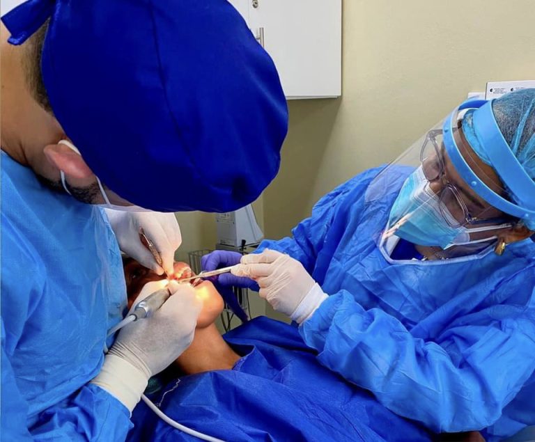 Read more about the article Realizan primera cirugía implante dental en Odontología Hospital de Engombe