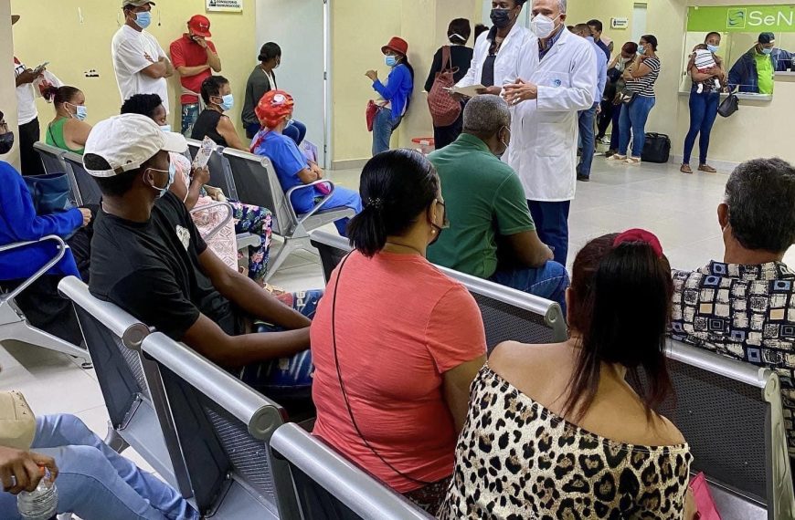 Hospital de Engombe realiza charla a usuarios en el D&iacute;a de la No Violencia Contra la Mujer