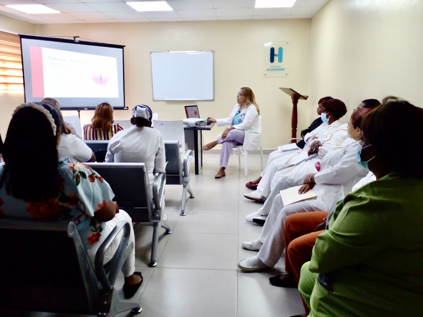 You are currently viewing Hospital de Engombe imparte taller sobre el tema  “Importancia del Seguimiento al Puerperio Inmediato para evitar la Hemorragia Posparto”