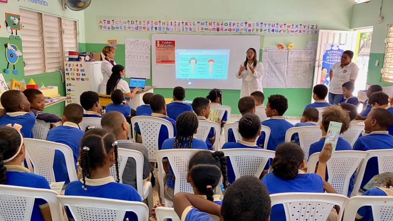 Read more about the article Departamento de Adolescentes del Hospital de Engombe realiza charla en la Escuela Primaria Iván Guzmán