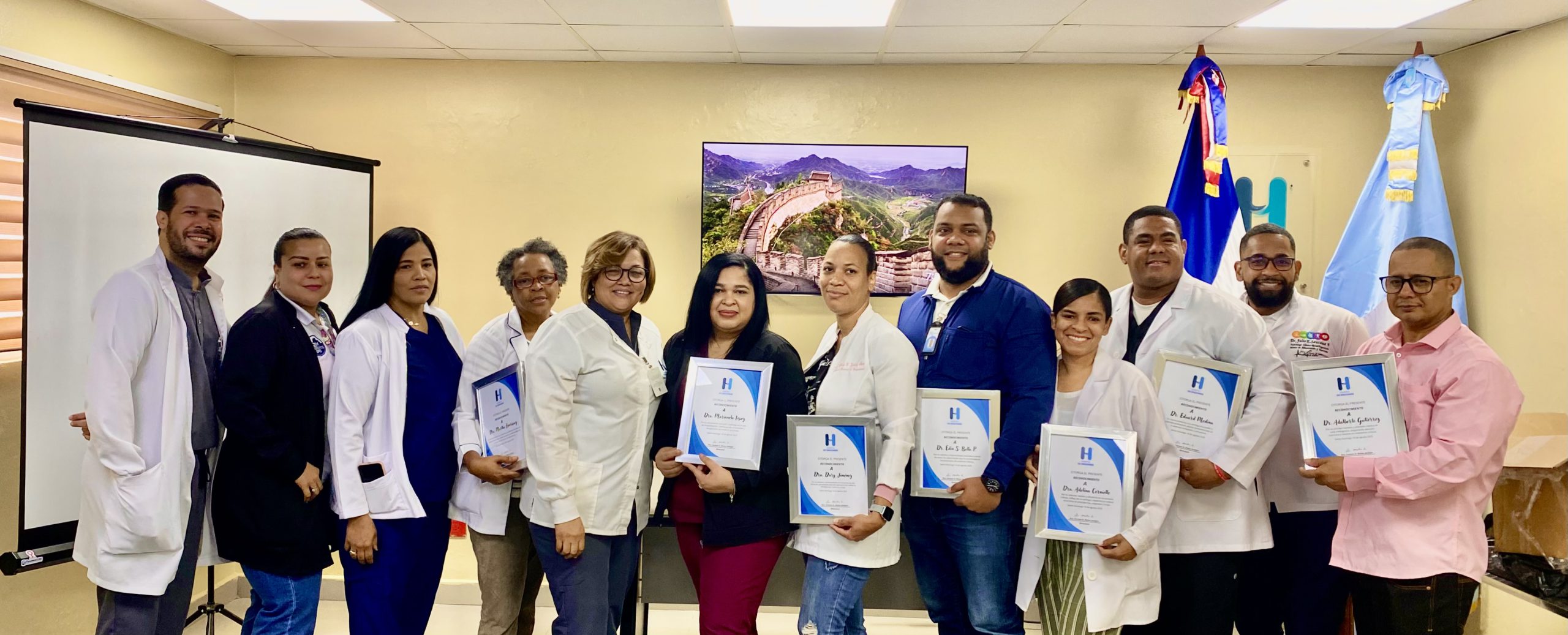 Read more about the article Hospital de Engombe conmemora Día del Médico Dominicano reconociendo a médicos generales comprometidos con la atención de salud