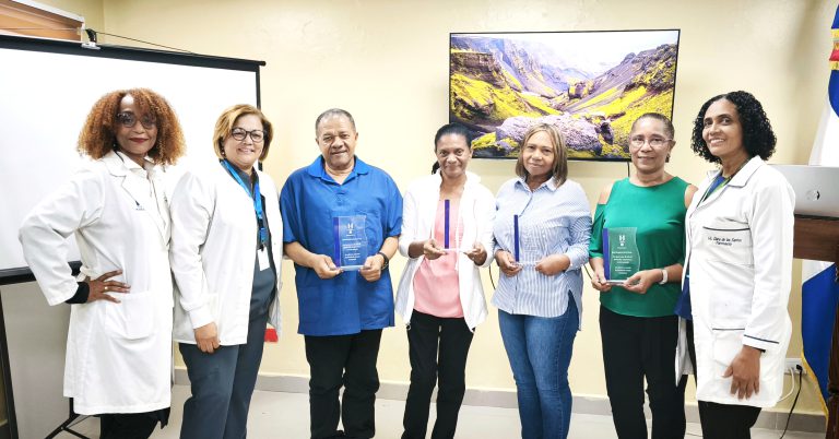 Read more about the article Auxiliares de Farmacia del Hospital de Engombe reciben reconocimiento por su entrega y dedicación