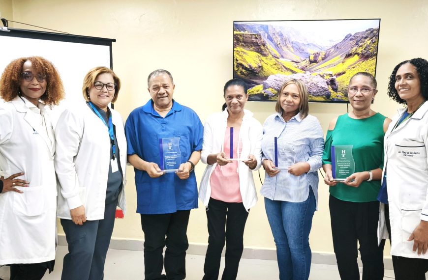 Auxiliares de Farmacia del Hospital de Engombe reciben reconocimiento por su entrega y dedicaci&oacute;n