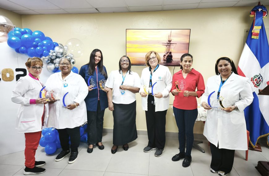 Reconocen labor de directora general y del equipo de la Unidad de Atenci&oacute;n Integral para Adolescentes del Hospital de Engombe